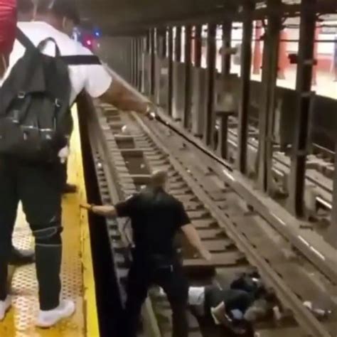 मेट्रो लाइन पर बेहोश होकर गिरा यात्री, हाई स्पीड ट्रेन से NYPD जवान ने ...