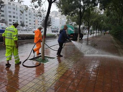 银川市4000多名环卫工人齐出动 借助雨势洗地忙-宁夏新闻网