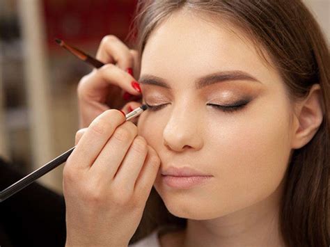 Makeup के ज्यादा इस्तेमाल से महिलाएं हो सकती हैं बांझपन का शिकार, जानिए ...