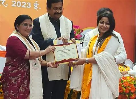 बुंविवि का 28वां दीक्षांत समारोह: आनंदीबेन पटेल बोलीं- युवाओं के ज्ञान ...