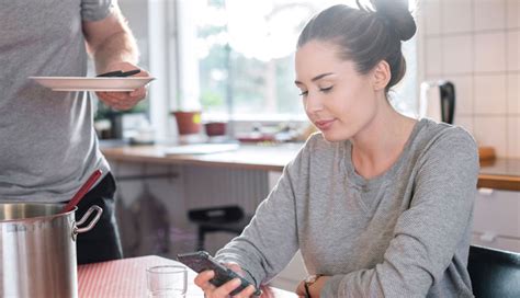 6 Social Media Habits That are Ruining Relationship - lifeberrys.com