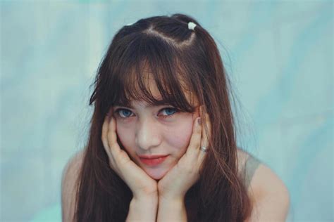 Do bangs invite a sweaty forehead and summer acne?
