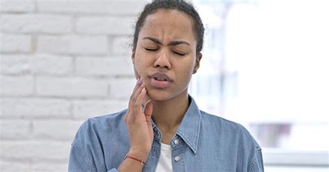 8 Reasons Why Your Tooth Hurts When Chewing Or Biting Down!