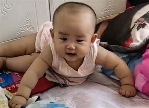 “宝宝声色”之萌宝视频:宝宝趴在床上