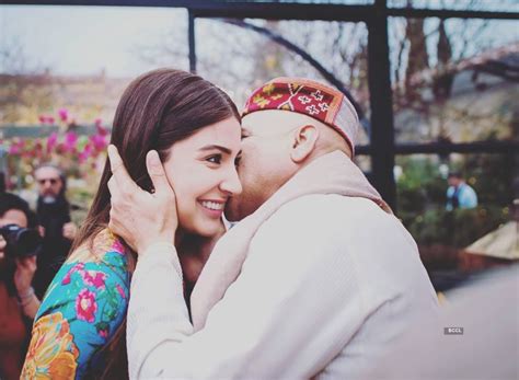 Anushka Sharma and Virat Kohli ring in New Year 2022 with bright smiles ...