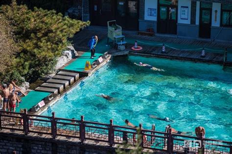 【组图】不怕冷！济南黑虎泉泉水浴场吸引市民前来体验冬泳 - 海报新闻