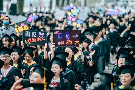 “毕业快乐！”这所上海高校现场送别5000多名毕业生 - 封面新闻