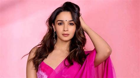 Best Haircuts for Round Faces: 30 Trendy Styles to Try