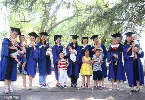10位硕士妈妈迎毕业 带孩子见证毕业典礼-七考网