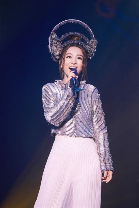 （影音）田馥甄化身「銀幻女神」 演唱會吸金8250萬 - 自由娛樂
