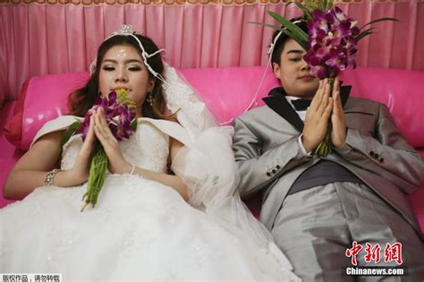 泰国新婚夫妇情人节办婚礼 躺粉色棺材求好运_国际新闻_新闻中心_应急中国网