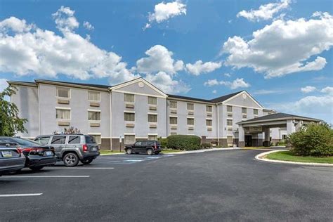 COMFORT INN & SUITES - BUTLER, PA - Hotel Reviews, Photos, Rate ...