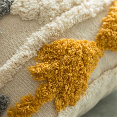 Deerlux 16-in x 16-in Beige Indoor Decorative Pillow QI004306.TR.K at ...