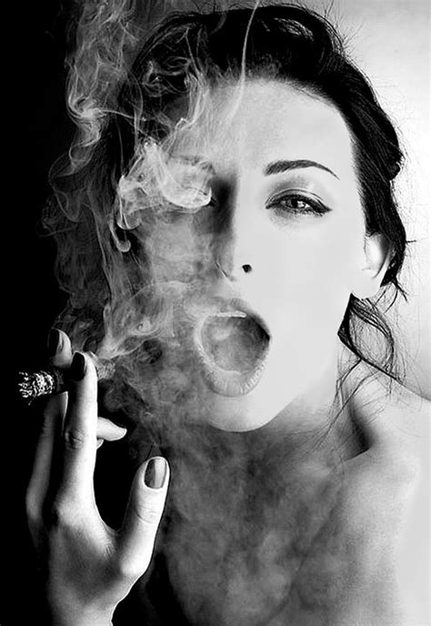抽烟的女人-故障风|平面|海报|努力的橙子 - 原创作品 - 站酷 (ZCOOL)