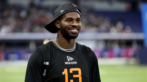 Steelers Projected to Draft Polarizing QB Shedeur Sanders