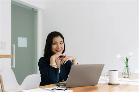 Businesswoman Sitting in Office Stock 的图像结果