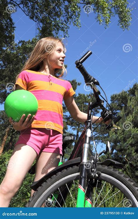 自行车女孩 库存照片. 图片 包括有 女演员, 休闲, 骑自行车者, 骑自行车的人, 愉快, 生活方式, 室外 - 23795130