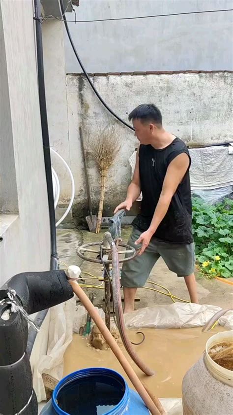 买的荒废小院终于接水井了，找来了打井师傅600元安装一套设备 | 用青春去旅行 - YouTube
