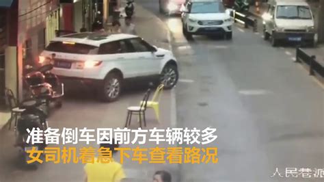 女司机误入单行道 倒车时被车从身上压过去 - YouTube