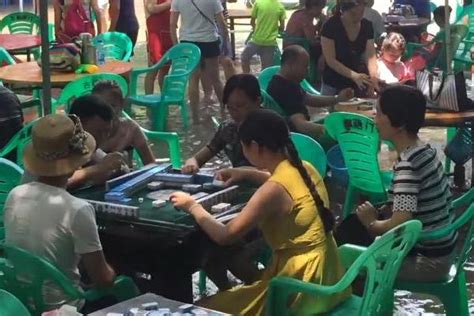 重庆市民水中打麻将：50元一桌玩一下午