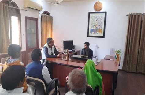 9वीं का छात्र बना एक दिन का कलेक्टर, डिंडौरी कलेक्टर विकास मिश्रा ने ...