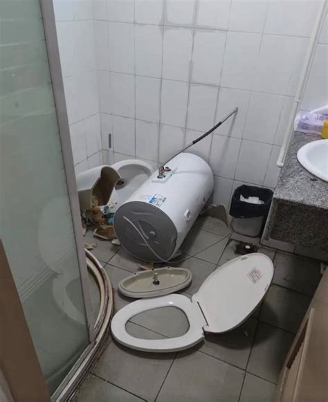 追踪到底｜上海一学校宿舍热水器装上数小时突然掉落砸坏马桶 校方尚未回应_人民号