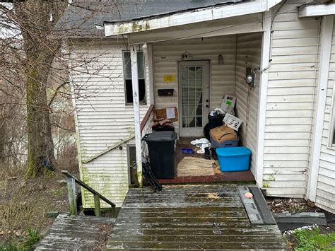 2 charged after more than 100 animals removed from West Virginia rescue