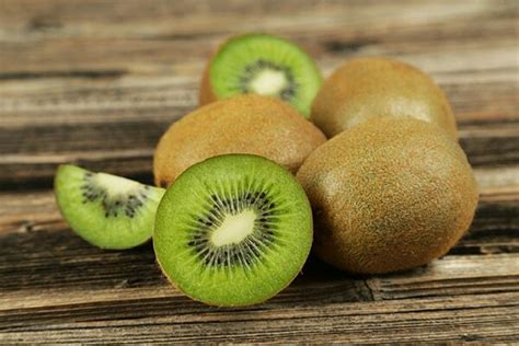 7 Best Kiwi Fruit Benefits For Skin with Nutritional Facts