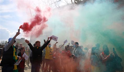 Man Utd fans storm Old Trafford in protest against Glazers, kickoff ...