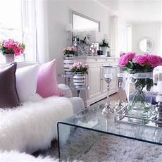 Pink And White Living Room Decor by Un D 233 Cor Tout Blanc Aux Accents De D 233 Co Pink And White Living Room Decor