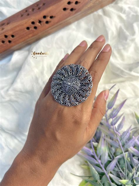 CONTEMPORARY ADJUSTABLE FINGER RING 1