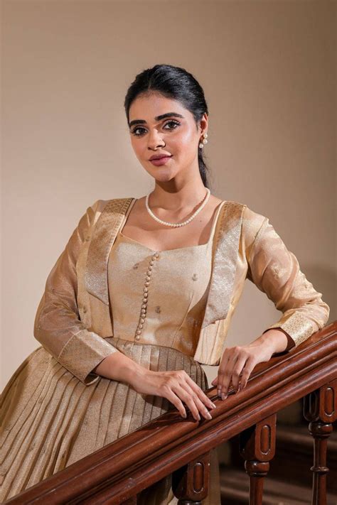 Buy Gorgeous Banarasi Dresses Online - Bullionknot