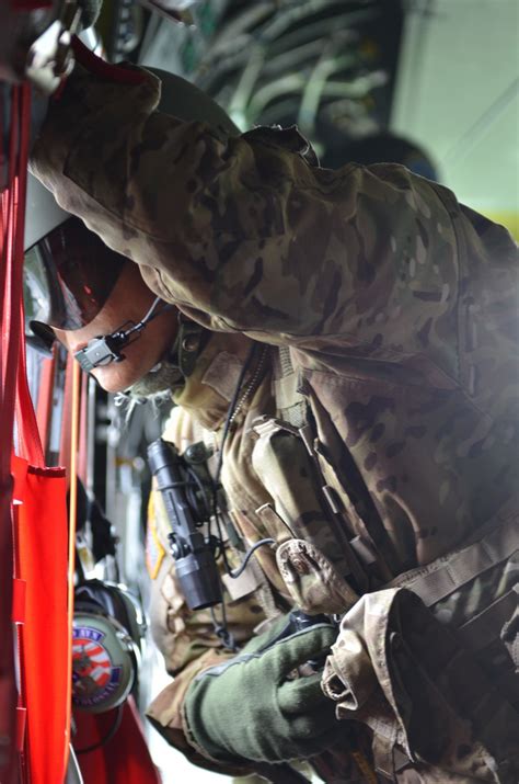 US Airmen exit Chinook at new heights | Article | The United States Army