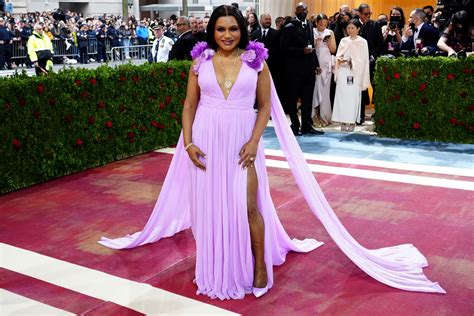 Mindy Kaling Paired a Plunging Neckline With a Thigh-High Slit at the ...