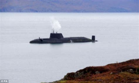 英国最先进核潜艇在苏格兰触礁被困(组图)_新浪军事_新浪网