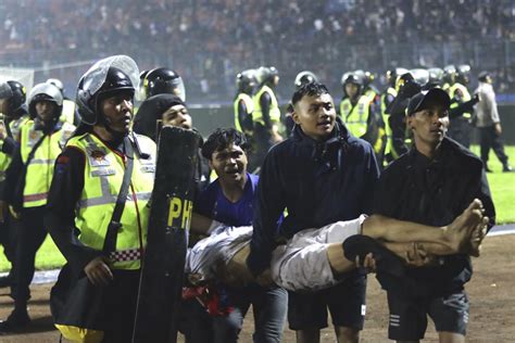 What led to the Indonesia football stadium stampede which killed 125
