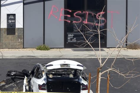 Tesla izbačen sa Sajma: "Ovo je zbog vaše bezbednosti" - B92