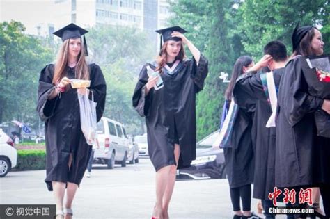 女学生大学毕业了高清图片下载-正版图片500909323-摄图网