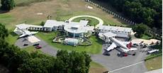 la casa di travolta pista di atterraggio 5 aerei e piscina questa 232 la casa la casa di travolta pista di atterraggio 5 aerei e piscina questa 232 la casa