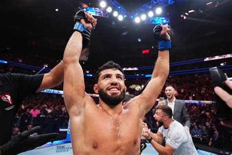 'What a vulnerable position that is'... UFC legend warns Arman ...