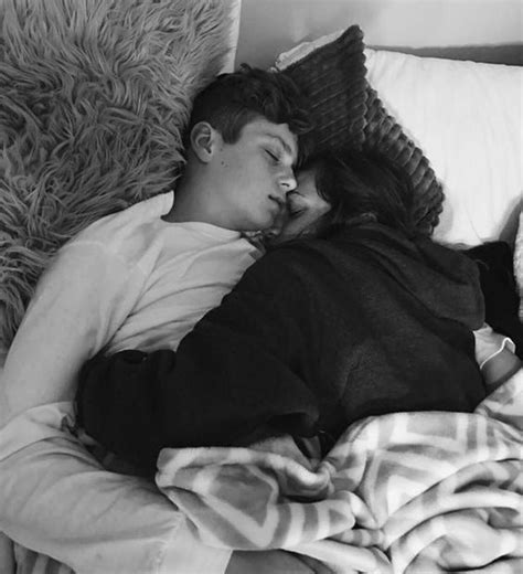 List 93+ Pictures Pictures Of People Cuddling Excellent