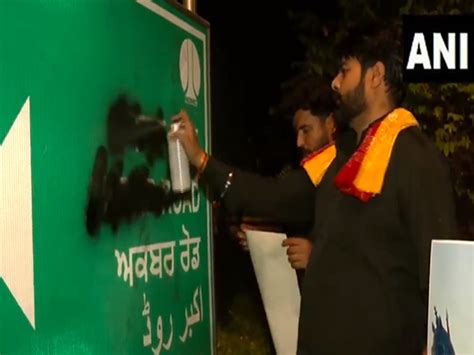 Delhi: 3 men deface signboard of 'Akbar Road', paste Maharana Pratap's ...