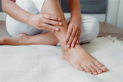 पैरों में क्यों होती है सूजन, कैसे करें इसका इलाज? - feet-swelling-home ...
