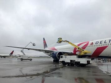 R20de-icing-pink-plane-2018-6.jpg | Delta News Hub