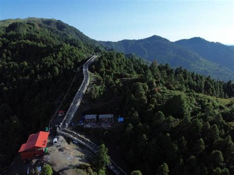 Newly built "mini-great wall" in Nepal becomes major tourist attraction