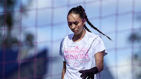 University of Washington goalkeeper Mia Hamant dies from kidney cancer ...