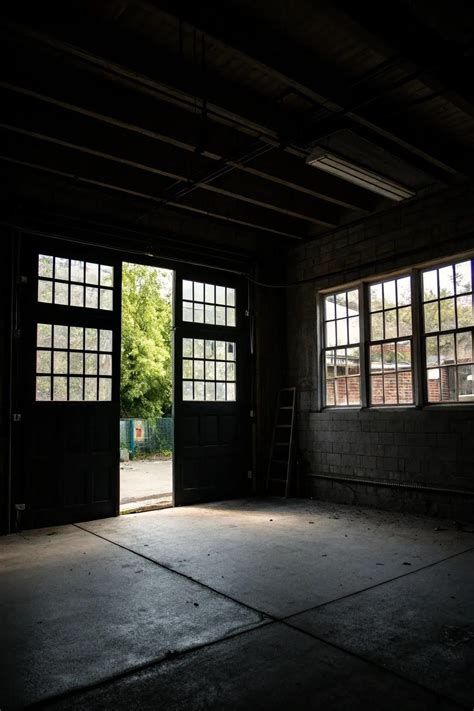 Alien in Garage 的图像结果