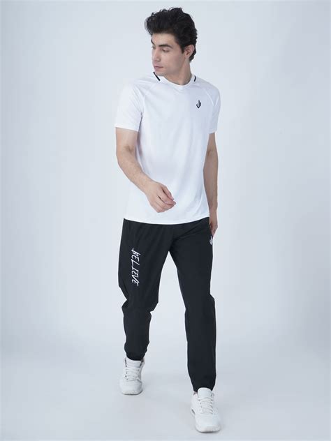 Buy Black Essential Relaxed Fit Jogger For Men Online – JEFFA