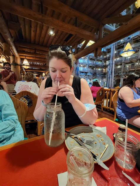 whispering canyon cafe // disney world's wilderness lodge | Caravan Sonnet