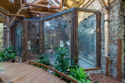 ZooLex Image - Inside aviaries